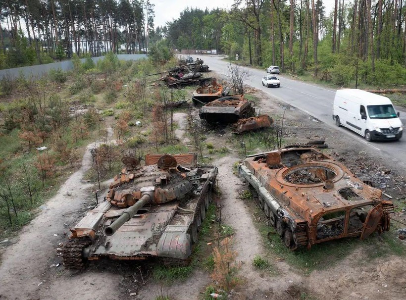 Những chiếc xe tăng Nga bị tiêu diệt ở làng Dmitrivka, gần Kiev, Ukraine (Ảnh: AP)