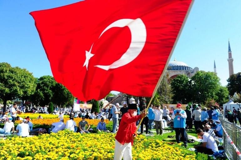 Người đàn ông vẫy cờ Thổ Nhĩ Kỳ (Ảnh: AP).