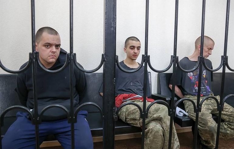 Các lính tình nguyện trong phiên tòa tại Cộng hòa Nhân dân Donetsk tự xưng hôm 9/6 (Ảnh: Tass).
