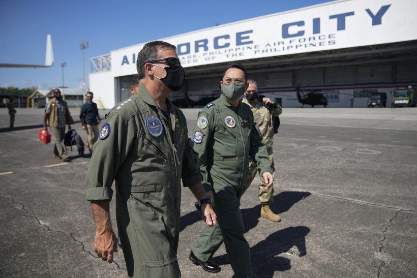 Ông John C Aquilino (trái) tới thăm căn cứ không quân Clark ở Philippines (Ảnh: AP)