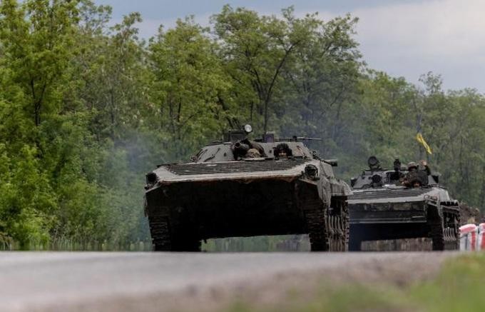Ukraine buộc phải rút quân khỏi Severodonetsk để tránh bị quân đội Nga bao vây (Ảnh: EPA).