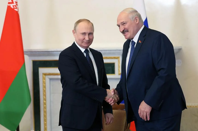 Tổng thống Nga Vladimir Putin và Tổng thống Belarus Alexander Lukashenko gặp tại St. Petersburg (Ảnh: EPA).
