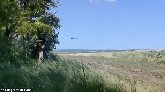 Binh sĩ Ukraine sử dụng tên lửa vác vai do Anh cung cấp (Ảnh cắt từ clip)