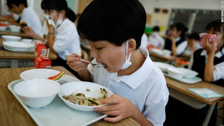 Học sinh dùng bữa trưa tại trường Senju Aoba (Ảnh: CNN)