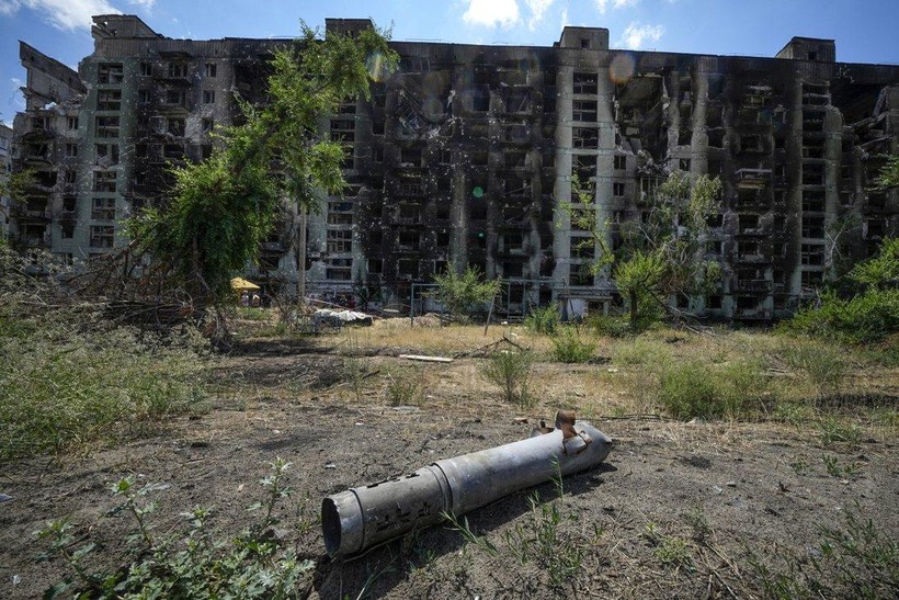 Xác một trái tên lửa ở Sievierodonetsk, miền Đông Ukraine (Ảnh: AP)