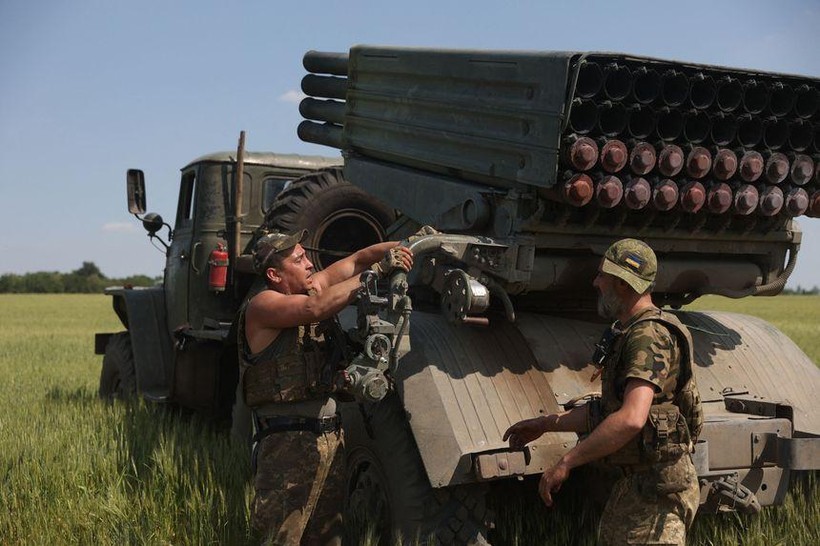 Binh sĩ Ukraine đang chuẩn bị phóng hệ thống BM-21 Grad tại Izyum, phía Nam Kharkiv (Ảnh: Getty)