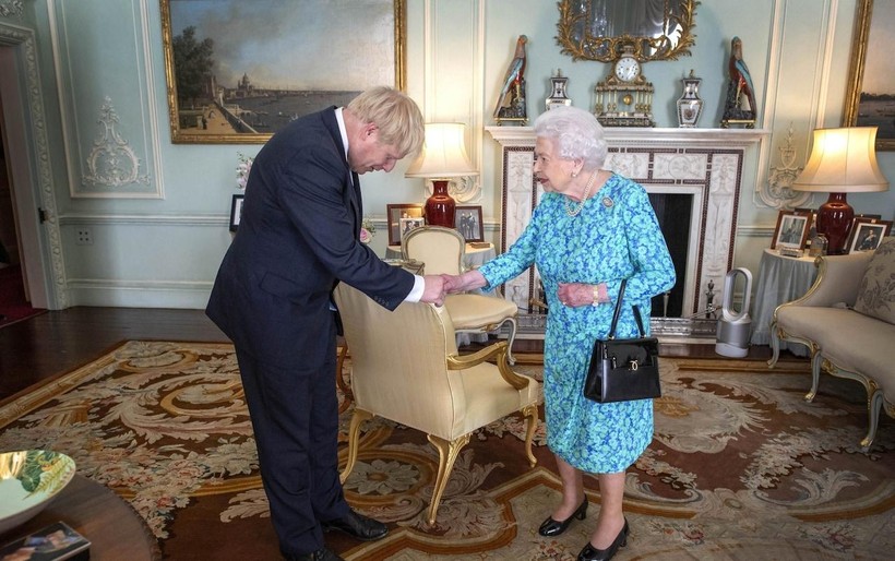 Cựu Thủ tướng Anh Boris Johnson trong một lần gặp gỡ Nữ hoàng Elizabeth (Ảnh: Telegraph)