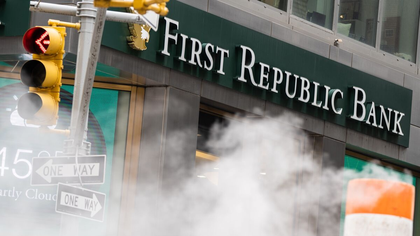 Ngân hàng First Republic chính thức bị cơ quan quản lý tiếp quản sau nỗ lực giải cứu bất thành (Ảnh: Bloomberg)