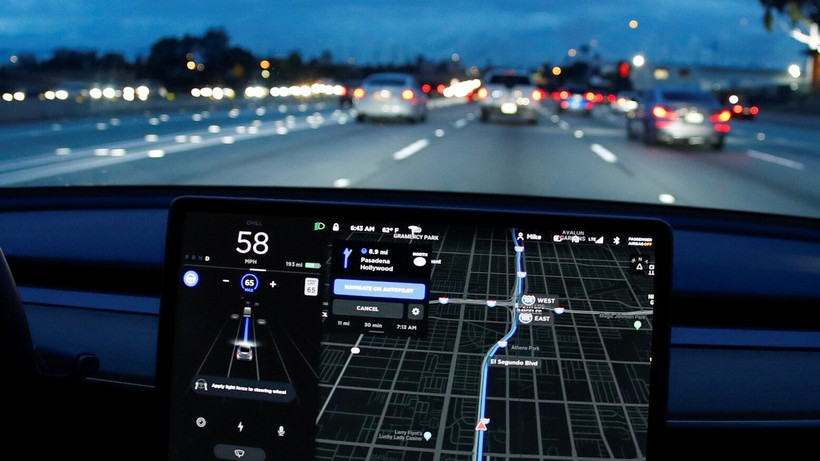 Một xe Tesla model S sử dụng hệ thống công nghệ Autopilot đang hành trình trên đường cao tốc (Ảnh: NYTimes)
