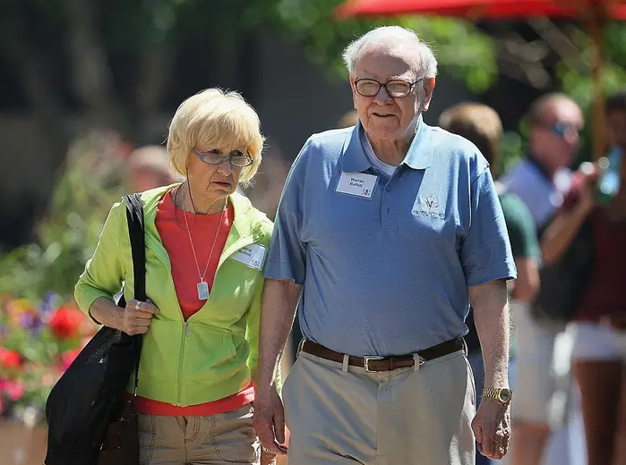 Mặc dù có tài sản khủng, nhưng tỉ phú Warren Buffett cũng nổi tiếng là người tiết kiệm (Ảnh: Getty)