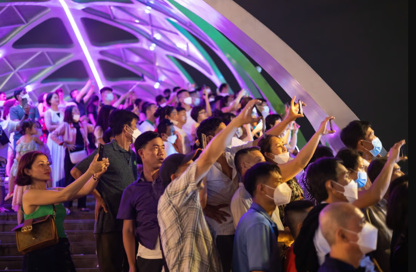 Nhiều người sử dụng smartphone để chụp ảnh tại một màn trình diễn ánh sáng ở Phú Quốc (Ảnh: Bloomberg)