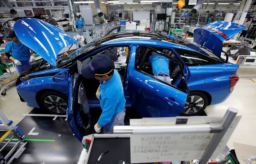 Nhân viên của Toyota làm việc trên dây chuyền lắp ráp xe chạy pin nhiên liệu Mirai (FCV) tại nhà máy Motomachi, quận Aichi, Nhật Bản (Ảnh: Reuters)