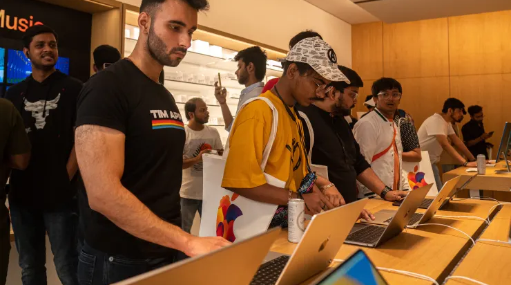 Khách hàng xem máy tính xách tay Apple Macbook tại cửa hàng Apple mới ở New Delhi (Ảnh: CNBC)