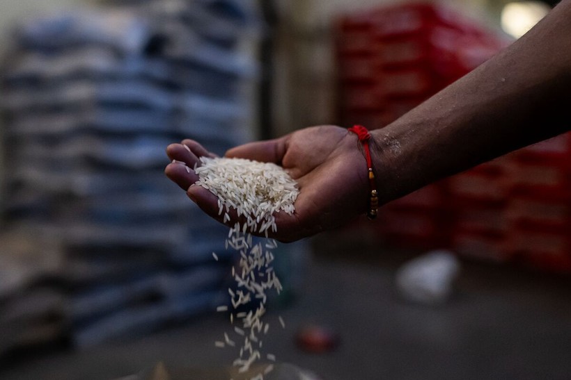 Mưa thất thường và hạn hán ở nhiều nơi trên thế giới đang cản trở mùa màng, giảm nguồn cung gạo và đẩy chi phí tăng cao (Ảnh: Bloomberg)