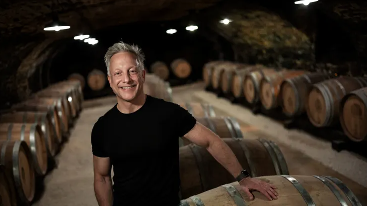 Doanh nhân Mỹ Michael Baum chụp ảnh bên trong hầm rượu vang Chateau de Pommard, Pháp. Baum là người đồng sáng lập và cựu CEO của Splunk (Ảnh: Getty)