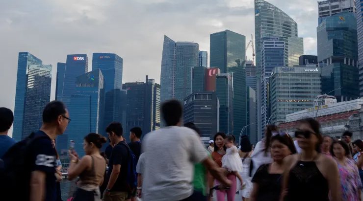 Du khách đến Vịnh Marina đi bộ trên cây cầu nhìn ra Khu thương mại trung tâm ở Singapore (Ảnh: Getty)