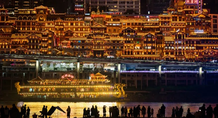 Khách du lịch ngắm cảnh đêm dọc sông Gia Lăng vào ngày 15/2 tại Trùng Khánh, Trung Quốc (Ảnh: Getty)