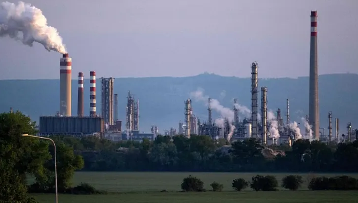 Nhà máy lọc dầu lớn nhất Slovakia Slovnaft ở Bratislava, Slovakia (Ảnh: Getty)