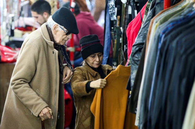 Người dân mua sắm tại một cửa hàng quần áo cũ ở Buenos Aires, Argentina (Ảnh: Reuters)