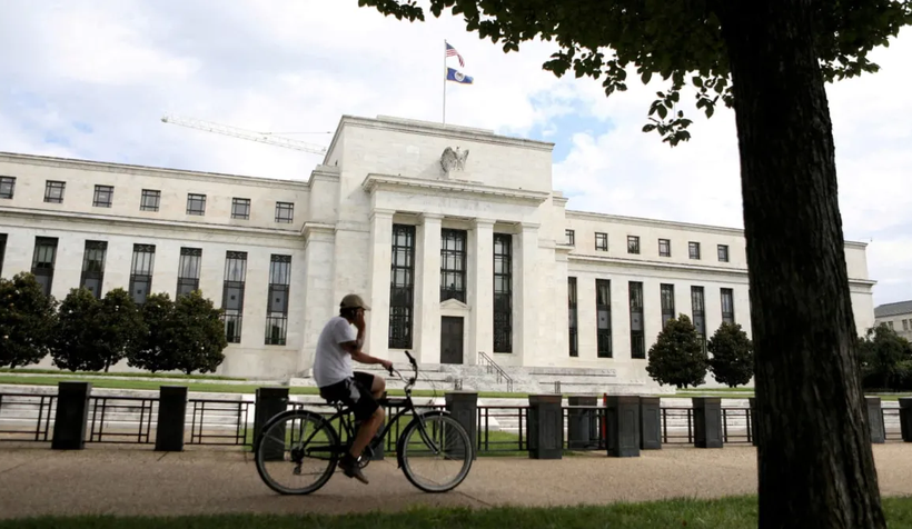 Giới chức Fed vẫn tin rằng chưa phải lúc để thảo luận về việc cắt giảm lãi suất (Ảnh: Reuters)