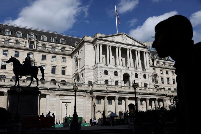 Ngân hàng Anh đang phải đối mặt với tỷ lệ lạm phát cao hơn nhiều so với các ngân hàng trung ương khác (Ảnh: WSJ)