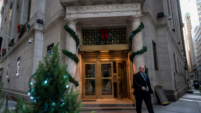 Giáng sinh đến sớm đối với thị trường trong tuần này khi Fed nói rằng lãi suất cơ bản “có thể đã tới hoặc gần tới" mức đỉnh trong chu kỳ thắt chặt (Ảnh: FT)