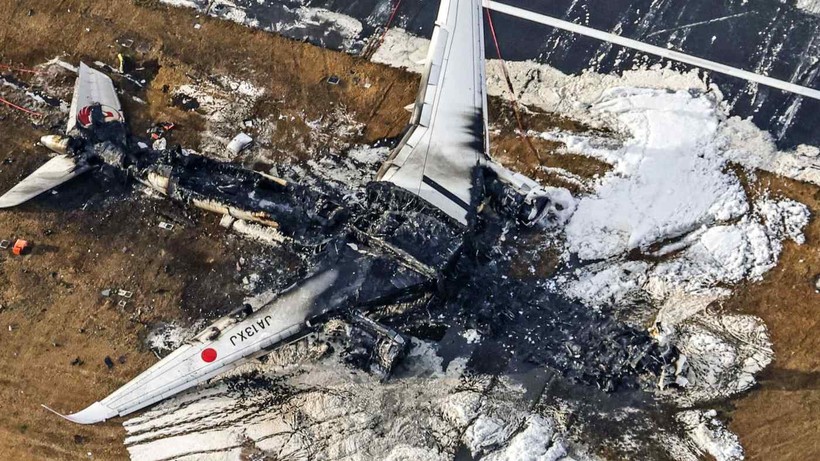 Những mảnh vỡ của máy bay chở khách JAL và máy bay của Cảnh sát biển có thể mang lại manh mối về vụ tai nạn tại sân bay Haneda (Ảnh: Kyodo)
