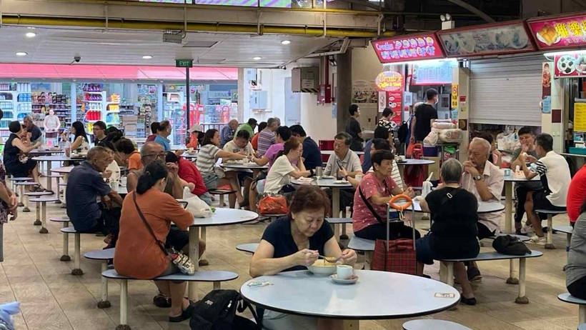 Giá thực phẩm tại các trung tâm bán hàng nổi tiếng của Singapore đã tăng 15% từ năm 2019 đến năm 2023 (Ảnh: Nikkei)