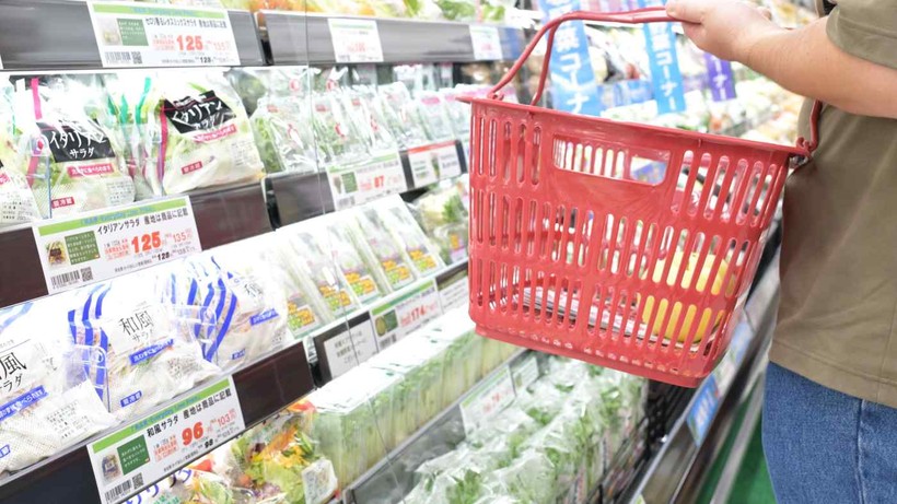 Người dân đi mua sắm tại một siêu thị ở thủ đô Tokyo, Nhật Bản (Ảnh: Nikkei)