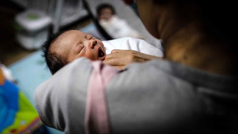Một em bé chào đời ở Seoul. Các nhà hoạch định chính sách Hàn Quốc trong nhiều năm đã tìm kiếm các biện pháp để thúc đẩy tỷ lệ sinh (Ảnh: Reuters)