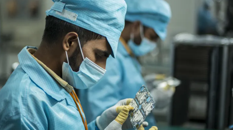 Công nhân kiểm tra các thành phần điện thoại thông minh tại nhà máy Realme ở Greater Noida, Ấn Độ (Ảnh: Getty)
