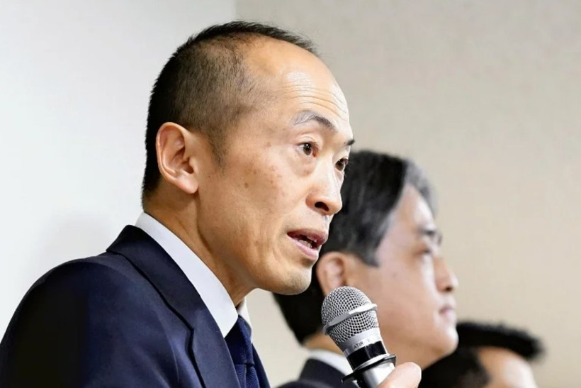 Chủ tịch Akihiro Kobayashi tổ chức họp báo sau thông báo thu hồi một số sản phẩm của công ty (Ảnh: Japan News)