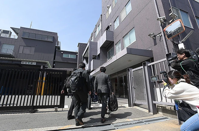 Các quan chức Nhật Bản kiểm tra cơ sở của công ty dược Kobayashi tại Osaka ngày 30/3 (Ảnh: Asahi)