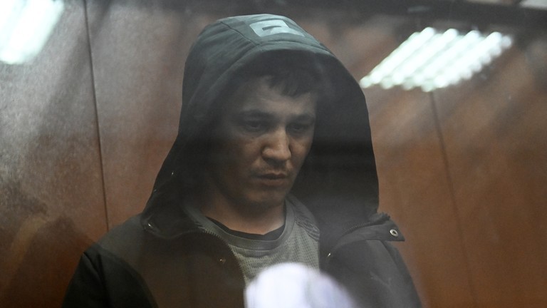 Nghi phạm Yakubjoni Yusufzoda trong phiên điều trần trước khi xét xử tại tòa án quận Basmanny, ở Moscow, Nga (Ảnh: Sputnik)