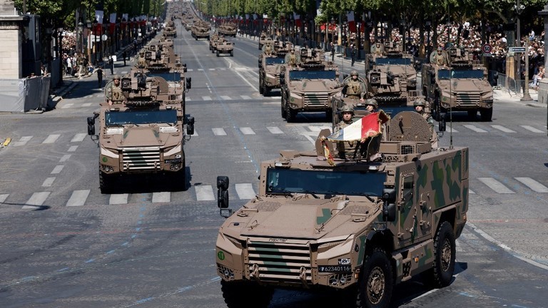Các binh sĩ quân đội Pháp lái xe trinh sát bọc thép EBRC Jaguar trong cuộc duyệt binh Ngày Bastille trên đại lộ Champs-Elysees ở Paris ngày 14/7/2023 (Ảnh: AFP)