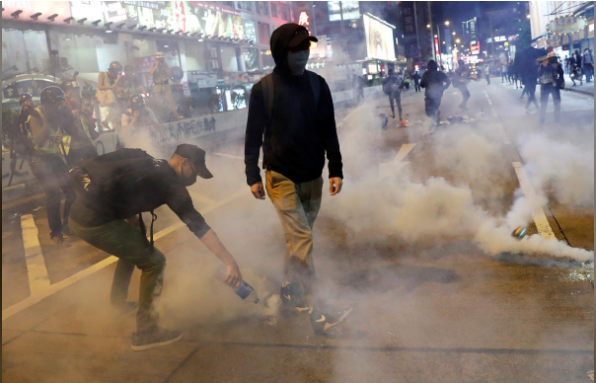 Người biểu tình Hồng Kông tràn xuống đường phố trong ngày lễ Halloween