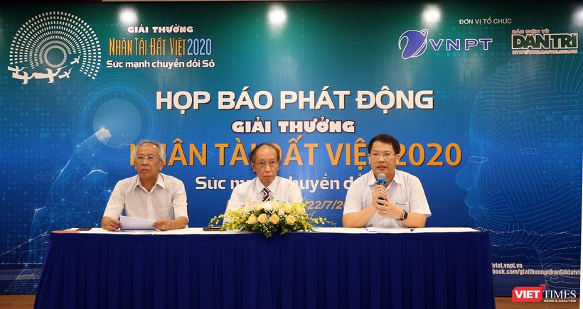 Đại diện Ban Tổ chức Giải thưởng Nhân tài Đất Việt giải đáp thắc mắc tại buổi họp báo phát động Giải thưởng.