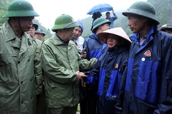 Phó thủ tướng Trịnh Đình Dũng thăm hỏi bà con có nhà cửa bị lũ cuốn ở Lai Châu