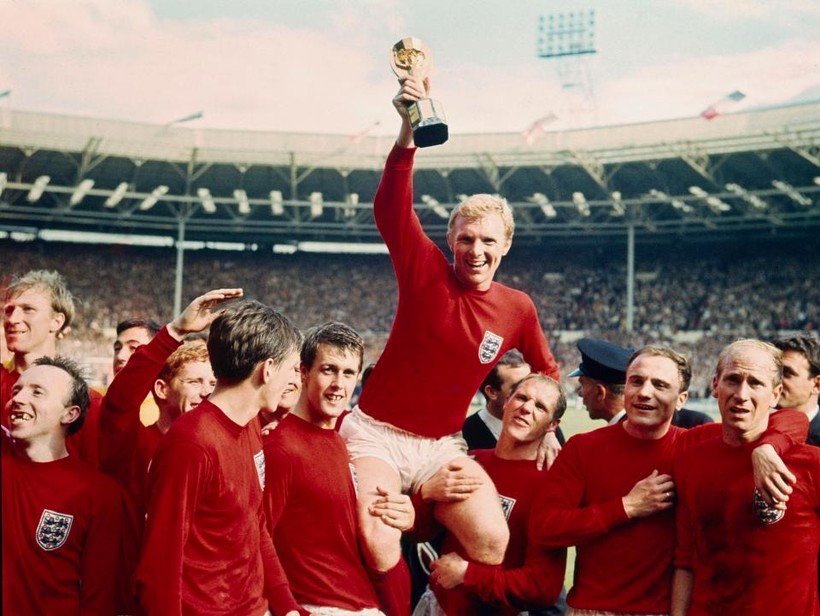 Người Anh có quyền mơ lập lại chiến tích năm 1966 (Ảnh Đội trưởng Bobby Moore nâng Cup vàng).