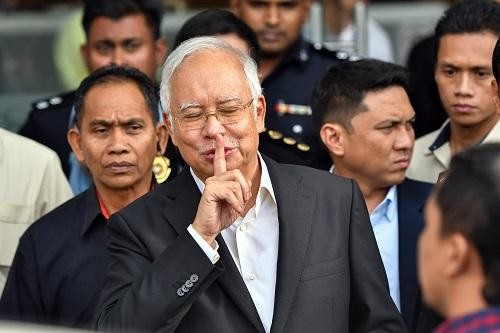 Ông Najib Razak  (giữa) hiện đang bị khởi tố điều tra vì tham nhũng.