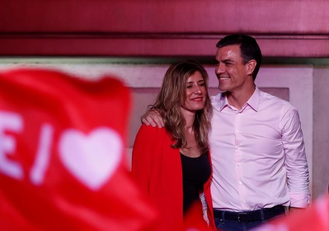 Thủ tướng sắp mãn nhiệm Pedro Sanchez và vợ (Ảnh: Reuters)