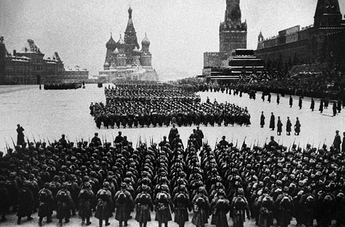 Cuộc duyệt binh lịch sử: từ đây các chiến sĩ Hồng quân tiến thẳng ra mặt trận.