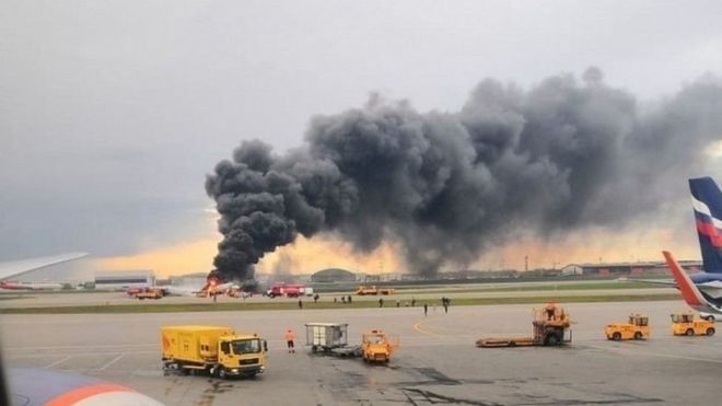 Chiếc máy bay bốc cháy dữ dội