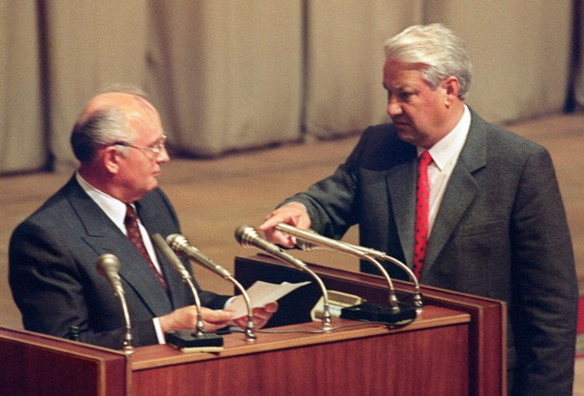 Tổng thống Liên bang Nga Boris Yeltsin (phải) và Tổng thống Liên Xô Mikhail Gorbachov (Ảnh AFPGetty Images)