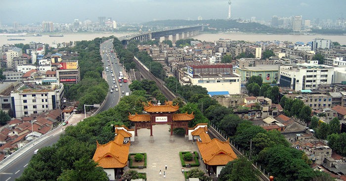 Quang cảnh thành phố Vũ Hán, nhìn từ lầu Hoàng Hạc (ảnh: Wikimedia).