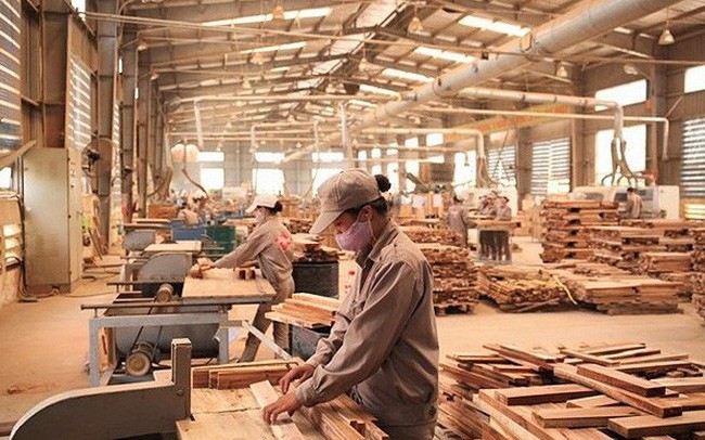 Việt Nam, dù đã là một "trung tâm chế biến gỗ của Châu Á", nhưng nguồn cung nguyên liệu trong nước vẫn không đủ để phục vụ tiêu thụ nội địa và xuất khẩu, nên bình quân mỗi năm vẫn phải nhập khoảng 4-4,5 triệu m3 gỗ nguyên liệu.