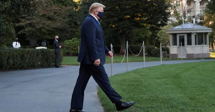 Tổng thống Trump đi bộ đến trực thăng ở Nhà Trắng để vào viện ngày 2/10 (ảnh: Reuters).