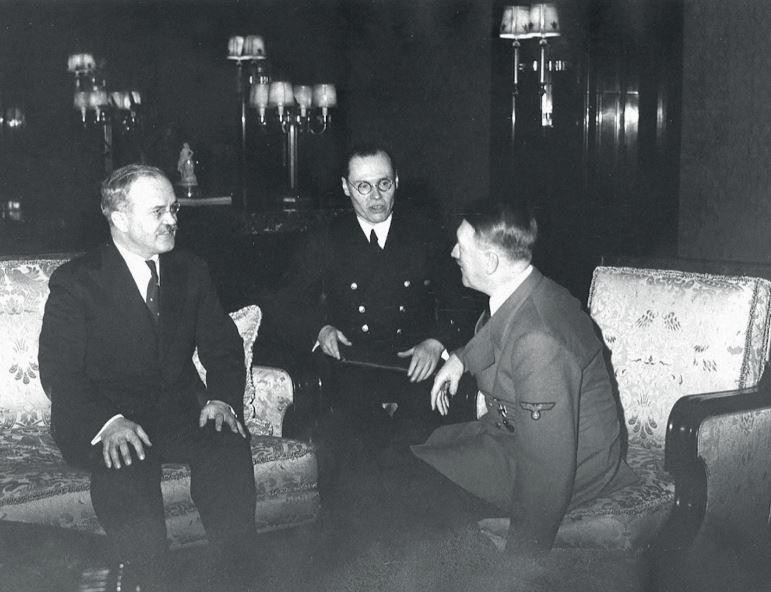 Hitler tiếp Bộ trưởng Ngoại giao Liên Xô Viacheslav Molotov.