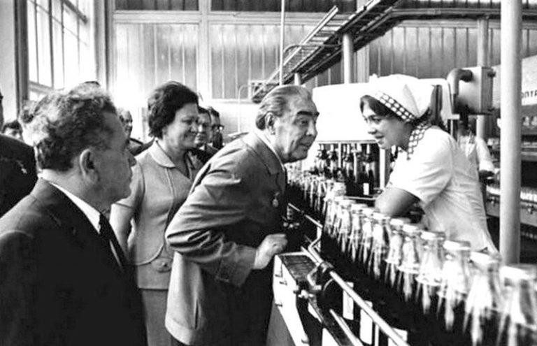 Leonid Brezhnev thăm nhà máy hàng không ở Tashkent, nơi xảy ta tai nạn (Ảnh Tư liệu)