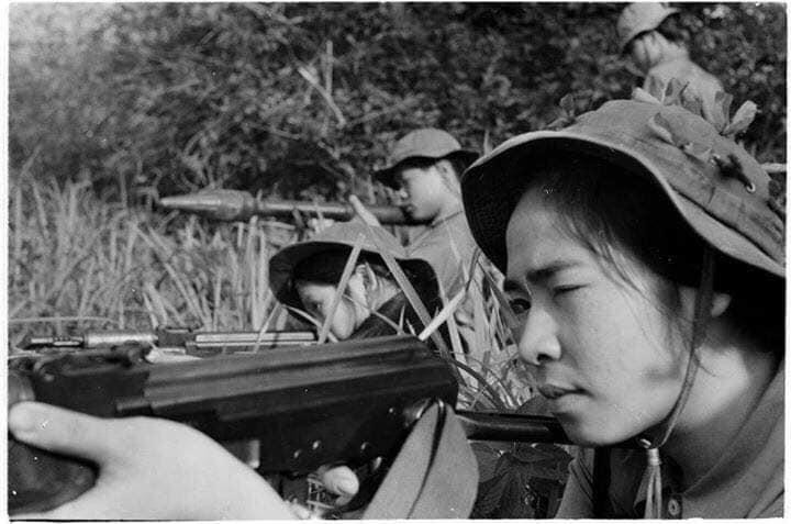 Đây là bức ảnh nhà báo Trần Mai Hưởng chụp lúc chị Nguyễn Thị Thu Hồng và đồng đội của chị đang luyện tập năm 1972.